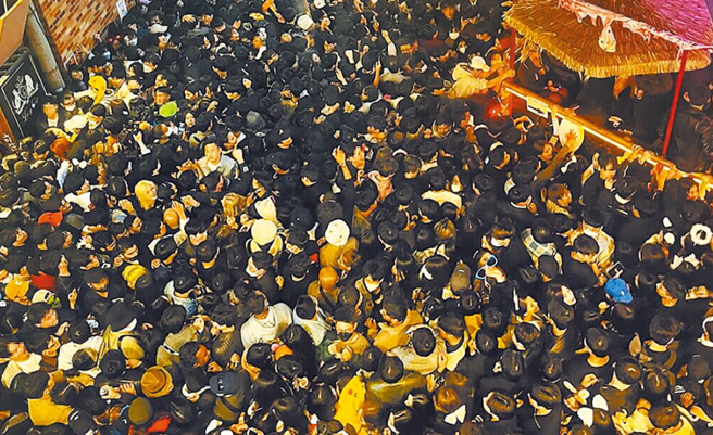 萬聖節活動的失控人潮，釀成震驚全球的「梨泰院事件」。（路透）