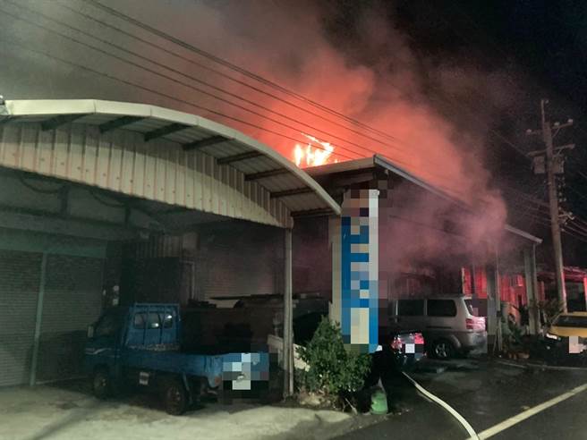 元长乡西庒村一家汽车修配厂今天凌晨0点发生民宅火警，火势猛烈。（云林县消防局提供）