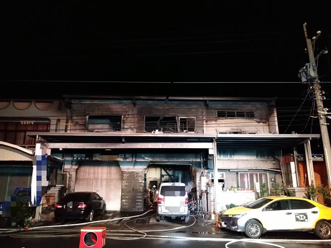 火势烧将近1小时终于在1点39分控制、1点58分扑灭，燃烧面积约400平方公尺。（云林县消防局提供）