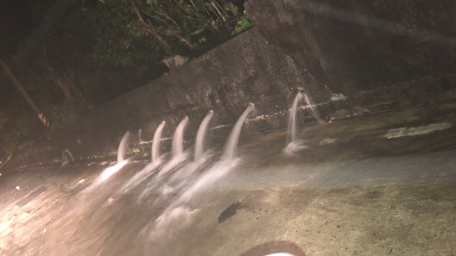 昨晚兰屿瞬间豪雨下，兰屿的水管狂排出水。(翻摄自兰屿乡公所)