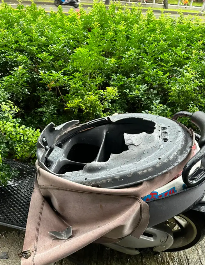 一名桃园车主抱怨他的Gogoro被偷，后来在路边找到时，竟发现歹徒已「挖开坐垫偷走电池」，照片曝光网友纷纷纳闷偷电池要干嘛。（翻摄自脸书「Gogoro Fan Club」）