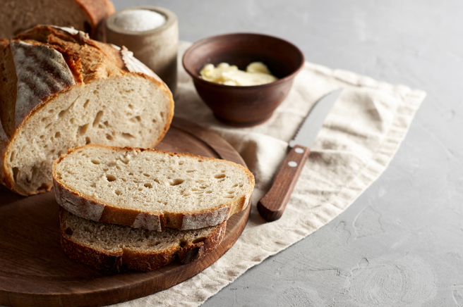 医师江坤俊表示，市售的全麦麵包其实暗藏非常多陷阱，提醒民眾购买前要注意成分表。（图／示意图，达志影像）