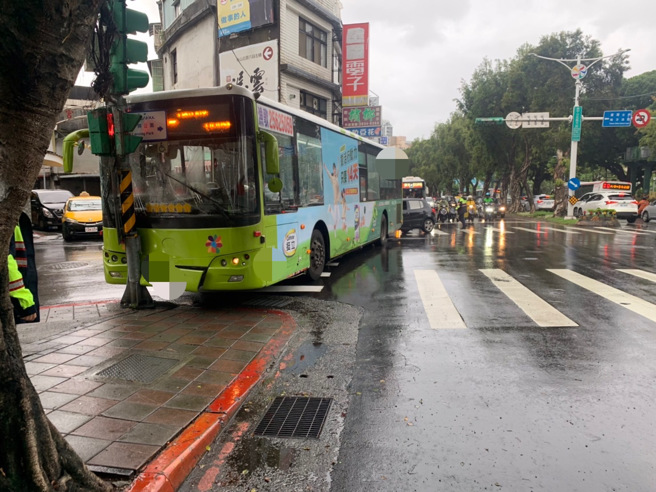 北市612号公车1日上午7时许，因司机身体不适而自撞电线杆。（图／李文正翻摄）