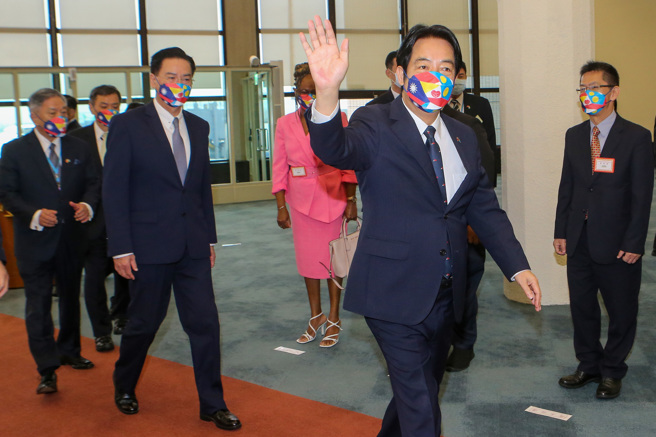 副总统赖清德1日上午启程前往南太平洋友邦帛琉进行3天2夜国是访问，主要目的是带领我国旅游业者到帛琉「拚观光」，并与友邦深化连结交流，此次行程也特别邀请中华职棒统一狮队球星胡金龙及陈镛基担任神秘嘉宾，在帛琉陪同赖清德参加台湾国际棒球发展协会捐赠球具给帛琉棒球联盟。（陈麒全摄）