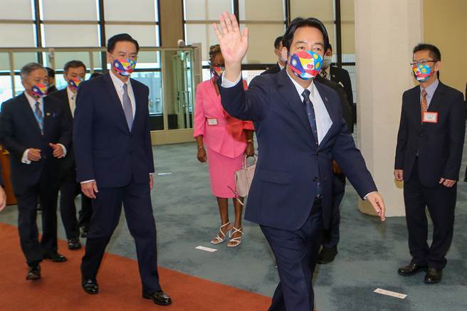 赖清德副总统1日上午启程前往南太平洋友邦帛琉进行3天2夜国是访问，主要目的是带领我国旅游业者到帛琉「拚观光」，并与友邦深化连结交流，此次行程也特别邀请中华职棒统一狮队球星胡金龙及陈镛基担任神秘嘉宾，在帛琉陪同赖清德参加台湾国际棒球发展协会捐赠球具给帛琉棒球联盟。（陈麒全摄）