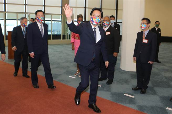 赖清德副总统1日上午启程前往南太平洋友邦帛琉进行3天2夜国是访问，主要目的是带领我国旅游业者到帛琉「拚观光」，并与友邦深化连结交流，此次行程也特别邀请中华职棒统一狮队球星胡金龙及陈镛基担任神秘嘉宾，在帛琉陪同赖清德参加台湾国际棒球发展协会捐赠球具给帛琉棒球联盟。（陈麒全摄）