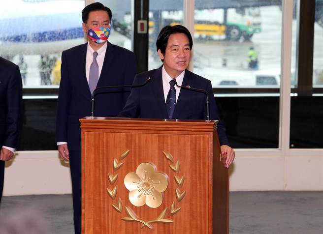 赖清德副总统1日上午启程前往南太平洋友邦帛琉进行3天2夜国是访问，主要目的是带领我国旅游业者到帛琉「拚观光」，并与友邦深化连结交流，此次行程也特别邀请中华职棒统一狮队球星胡金龙及陈镛基担任神秘嘉宾，在帛琉陪同赖清德参加台湾国际棒球发展协会捐赠球具给帛琉棒球联盟。（陈麒全摄）