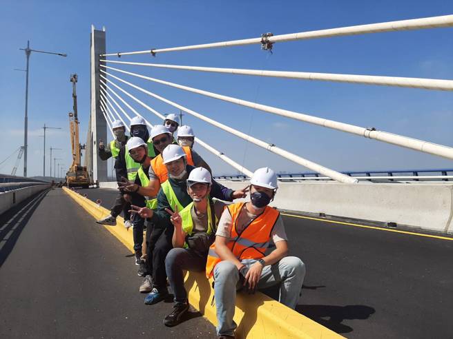 林晨光率領團隊打造國內首台「爬索車」，監測橋樑安全。（中華顧問工程司提供）