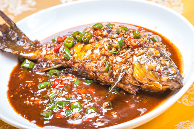 大陆一名女子买了一条鲫鱼回家红烧，没想到煮熟后却戳不烂，让她十分傻眼。（示意图／达志影像）