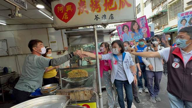 国民党候选人柯志恩今（1）日到苓雅市场扫街。（柯宗纬摄）