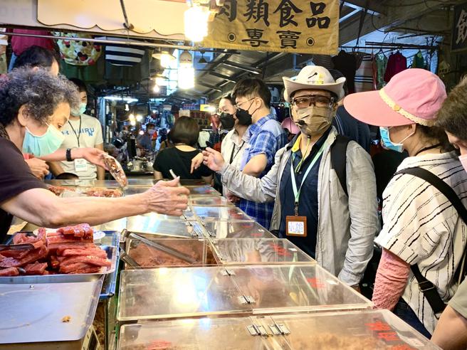 「走入凤山‧品嚐怀旧滋味」到凤山传统美食匯集的第一、第二市场及中华市场品嚐道地传统小吃。(高雄市观光局提供)