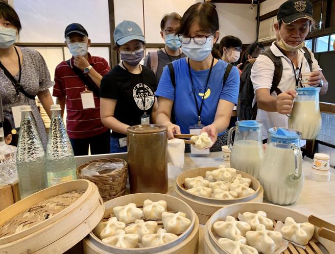 「走出任务‧探索时光宝盒」到台湾第一座眷村-黄埔新春串门子，感受眷村浓厚人情味。(高雄市观光局提供)