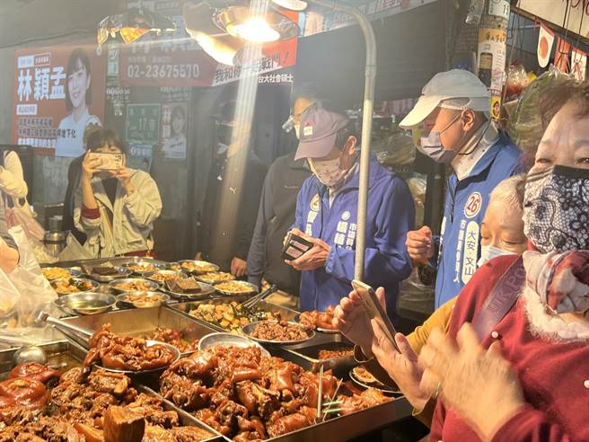 马英九很自在的买起了豆干、小鱼乾和水果。（游念育摄）