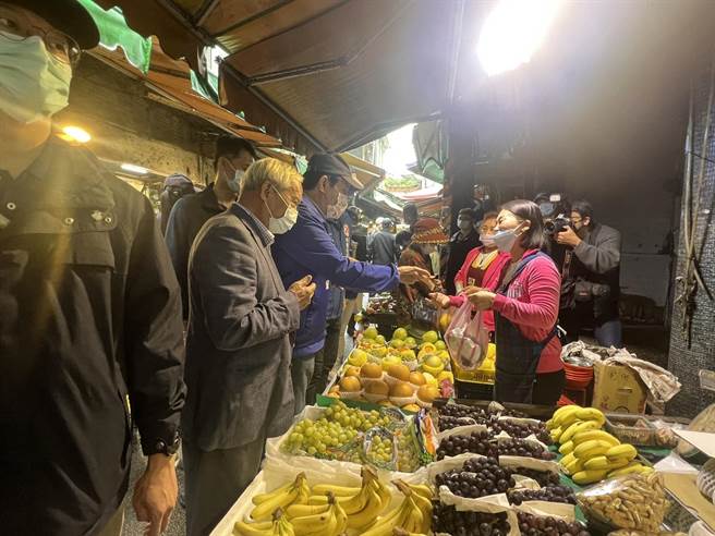 摊商看到老市长马英九来，都相当开心，马英九也很捧场。（游念育摄）