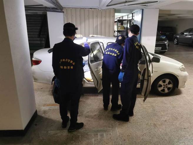 警方鑑識人員採證發生命案的車輛。（讀者提供／程炳璋台南傳真）