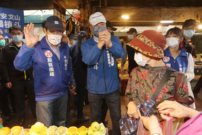 前总统马英九1日陪同日前摔破脑袋的国民党大安文山市议员候选人杨植斗前往木栅市场拜票，杨植斗扫街时头上仍包扎着。(杜宜谙摄)