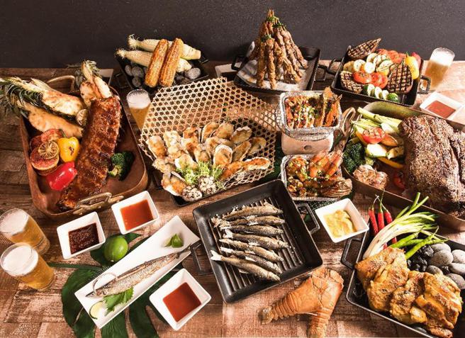 （台北六福萬怡酒店「敘日」全日餐廳旅展現場，推出「平日午晚餐券」999元，現切爐烤牛排、海陸鮮食輪番供應。圖／六福旅遊集團提供）