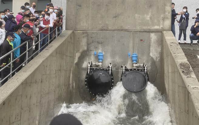 侯友宜视察成洲抽水站抽水机实际运作情形。（吕健豪摄）