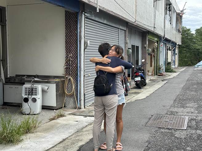 台东地震后，民眾拥抱问候（蔡旻妤摄）