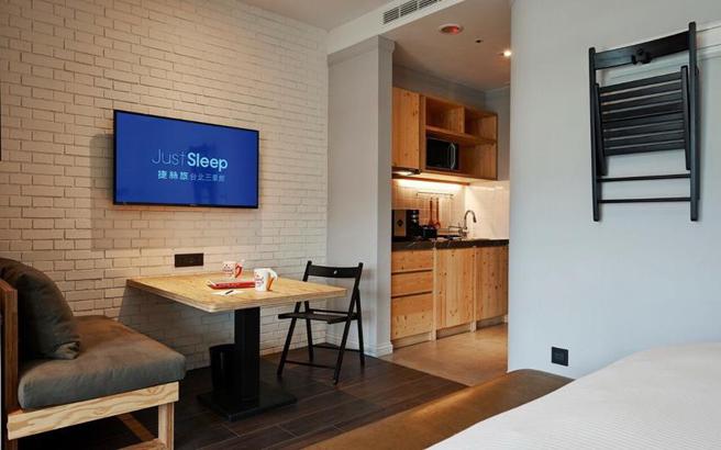 （捷丝旅台北三重馆_行政客房拥有宽敞的室内空间，更增设精简的餐厨设备及浴缸，双11快闪价每人每晚1,511元起即可入住。图／捷丝旅三重馆提供）