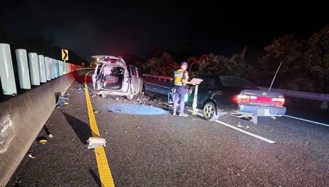 黃姓男子於10月31日酒後逆向闖國道10號旗山端導致車禍，國道警方獲報到場處理。（翻攝照片／林瑞益高雄傳真）