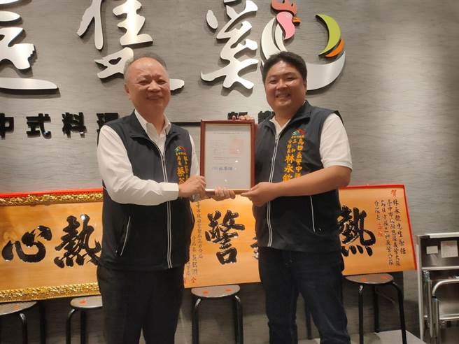 台中市义勇警察三和分队日前正式成立，由中市警察局长蔡苍柏亲自授旗予分队长林永钦，并宣告三和义警分队正式成军。（乌日警分局提供／潘虹恩台中传真）