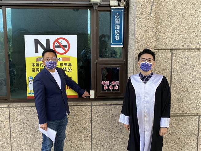 国民党新竹市长候选人林耕仁（左）不满民进党对他硕士论文的不实指控，1日到新竹地检署提告。（林耕仁团队提供／邱立雅竹县传真）