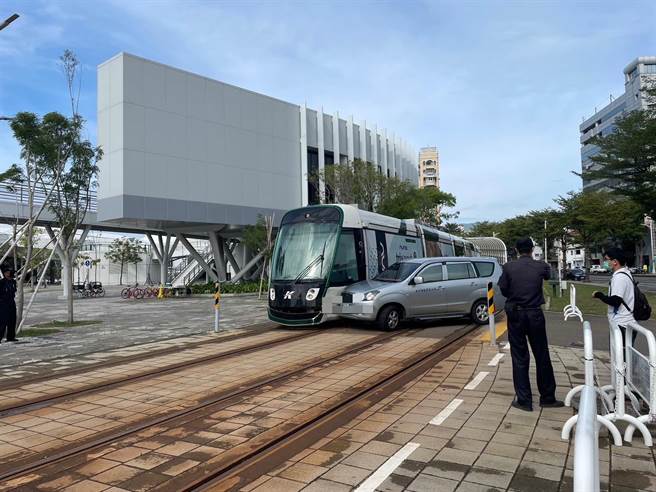 楊男開車違規左轉，與輕軌發生擦撞。（翻攝照片／崔正綱高雄傳真）