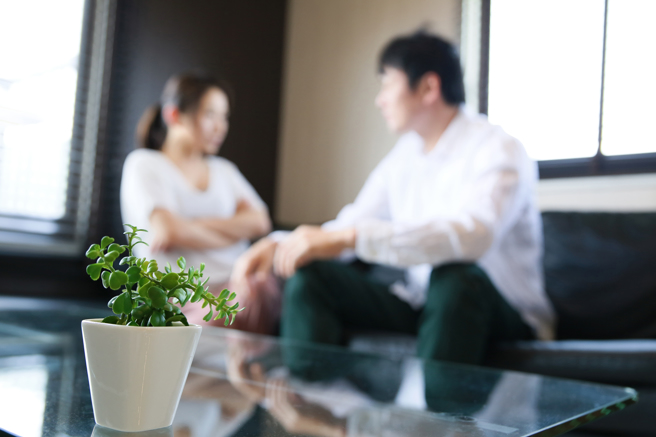 高雄一名男子控诉妻子小芳（化名）长期对家庭关系表现冷漠，甚至与其他男人外出约会，提告求偿200万；不过小芳也反过来控诉丈夫曾多次嫖妓。（示意图/shutterstock）