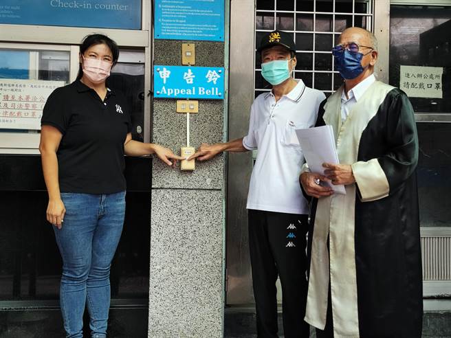 彰化縣芬園鄉長候選人洪千芸(左)，1日現身地檢署按鈴控告現任民進黨籍鄉長林世明，為了選舉不實指控、抹黑造謠。(吳建輝攝)