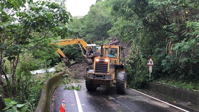 花莲台11甲线光丰公路16公里处上边坡今上午10时坍方，道路阻断，公路总局派员清除，预计下午2时抢通。（公路总局四工处提供／罗亦晽花莲传真）