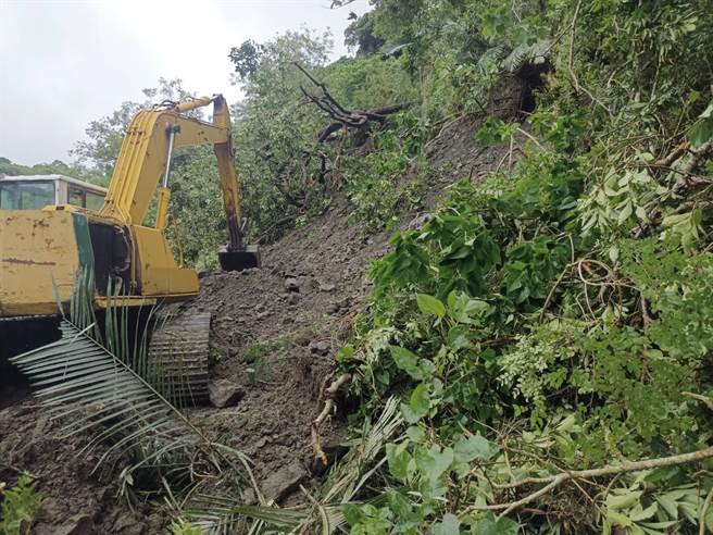 花莲台11甲线光丰公路16公里处上边坡今上午10时坍方，道路阻断，公路总局派员清除，预计下午2时抢通。（公路总局四工处提供／罗亦晽花莲传真）