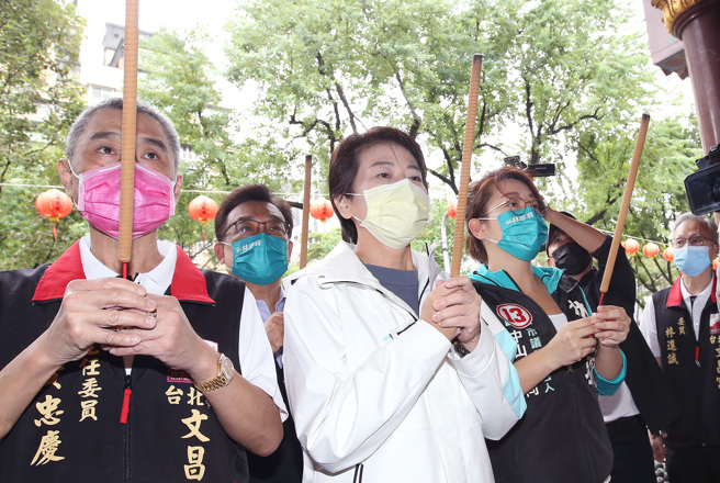 无党籍台北市长候选人黄珊珊（中）1日前往文昌宫参拜。（范扬光摄）