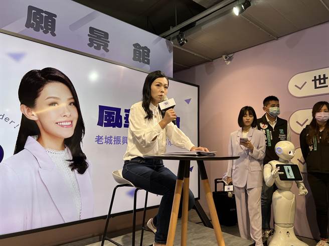 民眾党新竹市长候选人高虹安1日于愿景馆发表旧城区政见，会后宣读4点声明，强调她于立院聘用助理，及支付薪水等费用，皆依规办理，完全合法合规。（王惠慧摄）