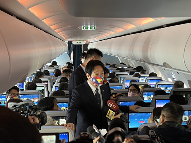 赖清德副总统率团出访帛琉，在机上与媒体等随行人员打招呼互动。（曾薏苹／摄）