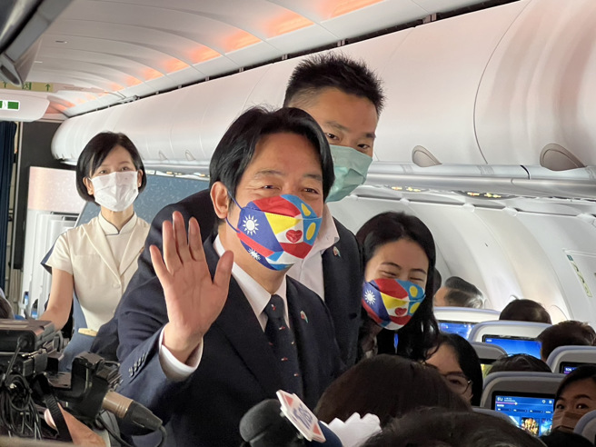 赖清德副总统率团出访帛琉，在机上与媒体等随行人员打招呼互动。（曾薏苹／摄）