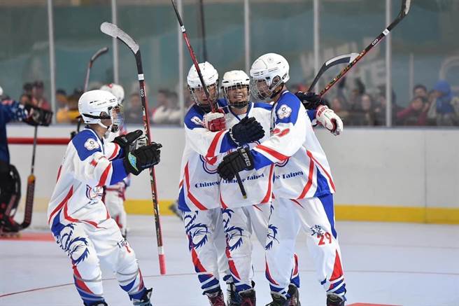 2022年滑輪溜冰世界錦標賽在阿根廷登場，昨天中華代表隊曲棍球隊以6比3逆轉勝美國隊，迎來滑輪溜冰世錦賽第1面金牌。（柯宗緯翻攝）