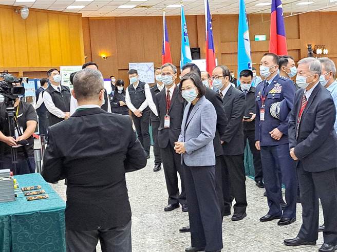 蔡英文總統今天上午參加漢翔公司，舉行的「F-16維修中心成果發表會」，視導國內廠商所展出的具體成果與品項，並聆聽各家廠商報告最新的進度。(陳世宗攝)