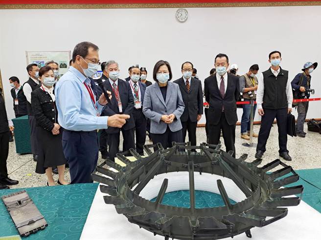 蔡英文總統今天上午參加漢翔公司，舉行的「F-16維修中心成果發表會」，視導國內廠商所展出的具體成果與品項，並聆聽各家廠商報告最新的進度。(陳世宗攝)