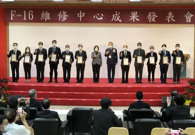 蔡英文總統並和漢翔在內有11家廠商，獲得空軍適航認證合影。(陳世宗攝)