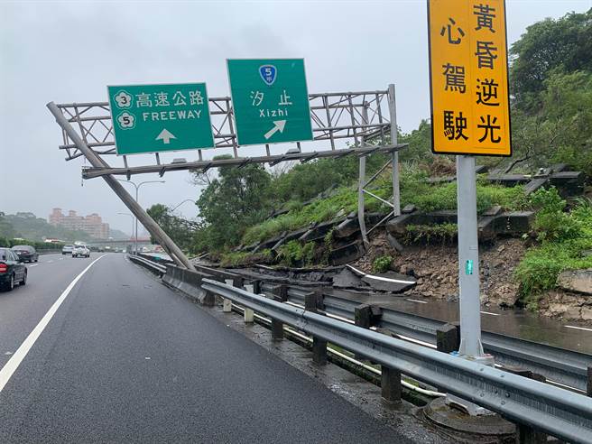 國道一號南下10.1公里處，今發生邊坡土石滑落意外。（警方提供／李奇叡新北傳真）