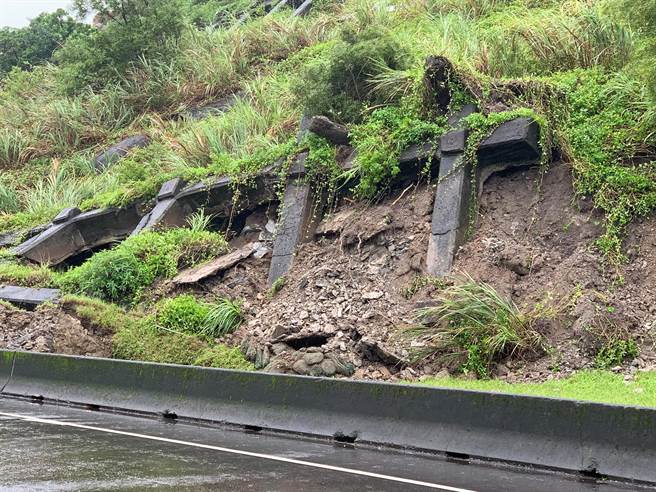 因大雨連日沖刷，邊坡擋土牆崩毀。（警方提供／李奇叡新北傳真）