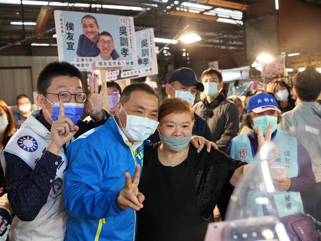 侯友宜、吴训孝两人再前往力行市场扫街拜票，沿途民眾与摊商街热情跟两人加油以及合影，一度使菜市场的道路挤得水泄不通。(黄敬文摄)
