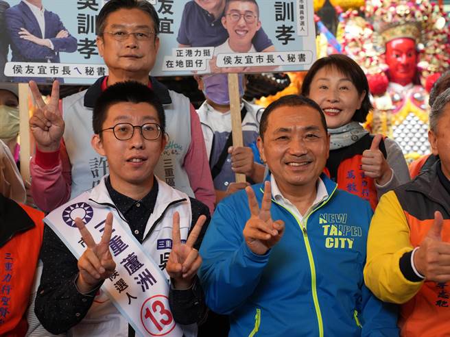 新北市长侯友宜连日两天请假，帮助地方议员候选人拉抬声势，今(1)日早上再次请假前新北三重陪自己的子弟兵、新北市议员吴训孝扫街拜票。(黄敬文摄)
