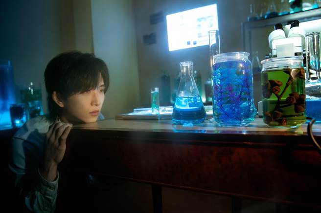 邱鋒澤推出新歌〈人魚〉MV。（原音兄弟提供）