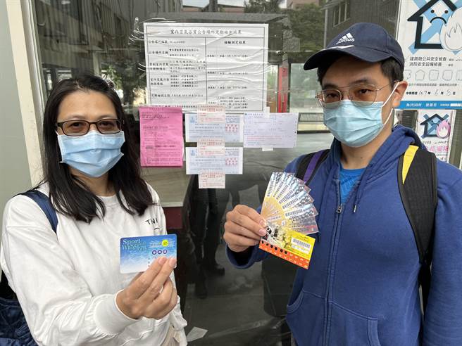 消费者万元票券都成废纸，退费无门，业者大门还贴有多张积欠水电费的欠费单。(蔡依珍摄)