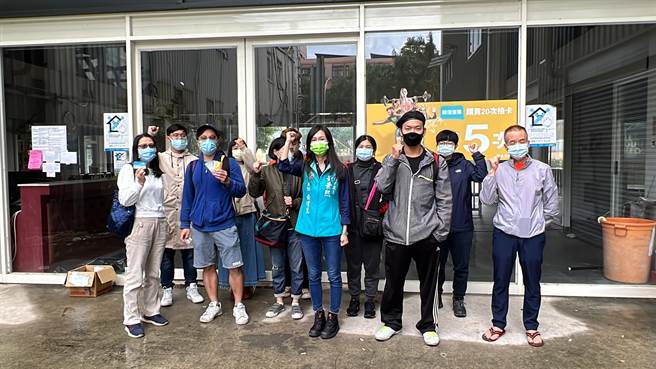 受害消费者、员工根本求助无门，已有200余人组成自救会。(蔡依珍摄)