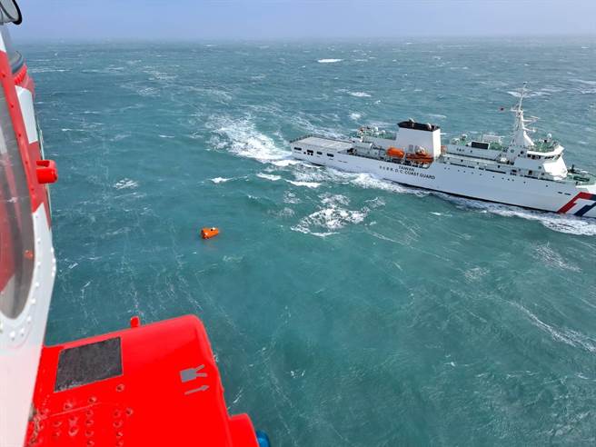 海巡署救援舰也到达现场确认救生艇及于附近海域搜寻中。（空勤总队提供）