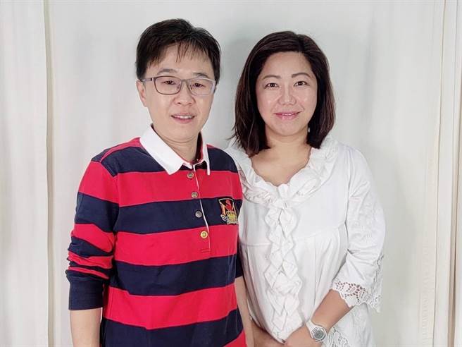 史佳卉（左）、盧韋華（右）看準網路購物趨勢，5年前開始從電視購物平台轉型自創品牌，不靠網紅及找藝人代言，同樣闖出好成績。（柯宗緯翻攝）