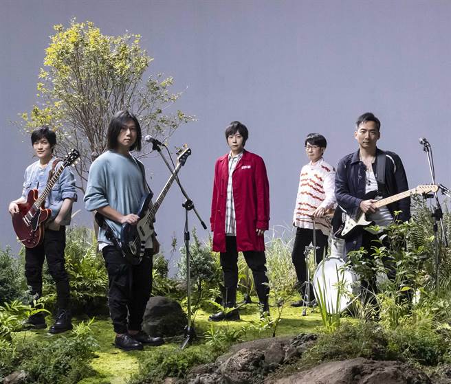 五月天〈你的神曲〉〉MV以奇幻的綠洲為開場。（相信音樂提供）